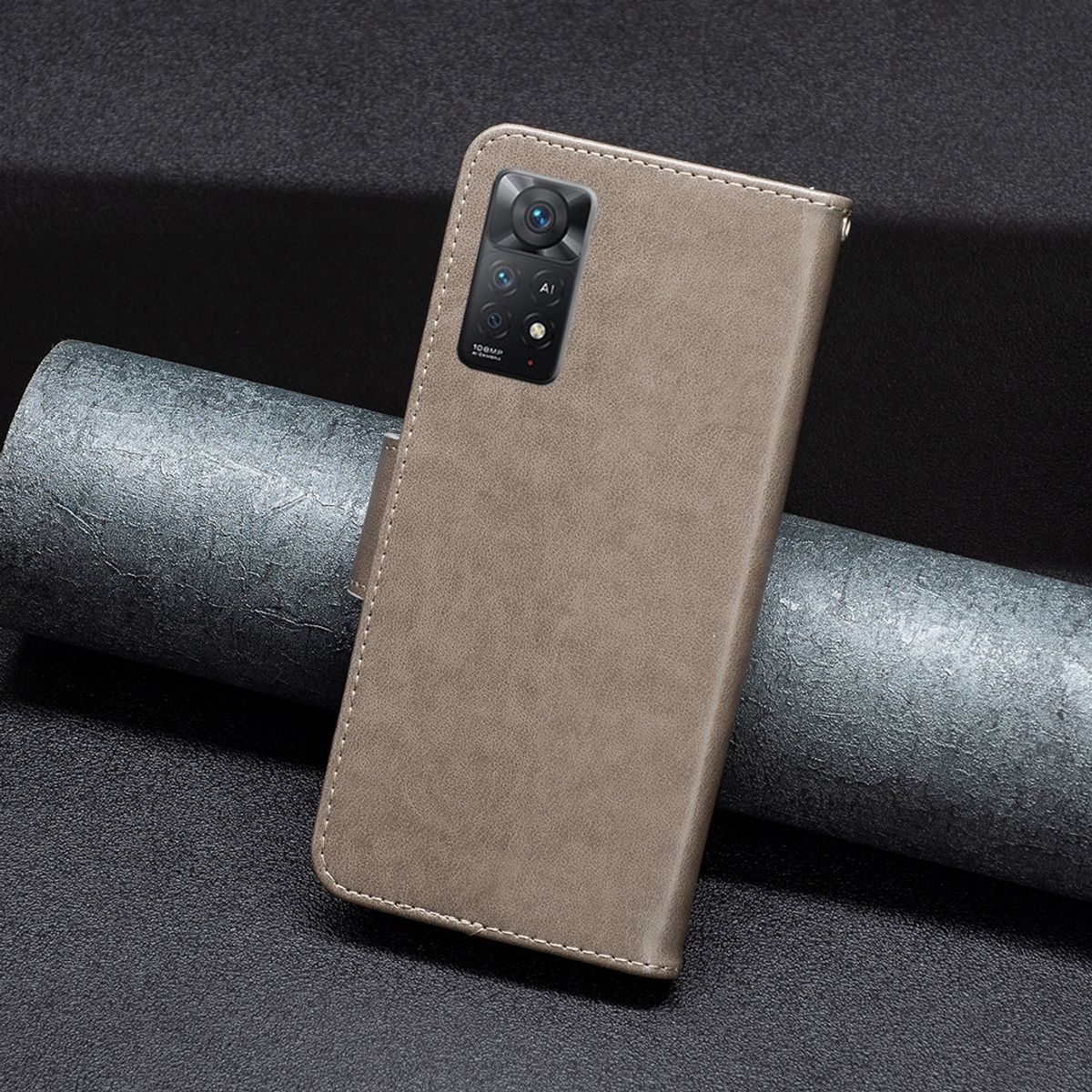Eine geschlossene hellbraune Leder-Handyhülle mit Telefon. Im Hintergrund eine dunkelgraue Oberfläche.