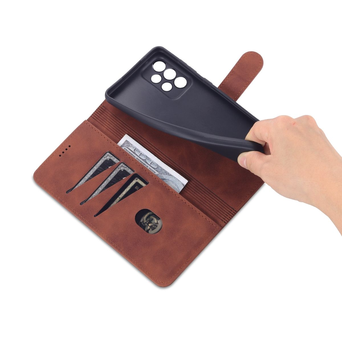 Braune Handyhülle mit Geldfach, hält eine schwarze Handyhülle. Eine Hand hält die schwarze Hülle.