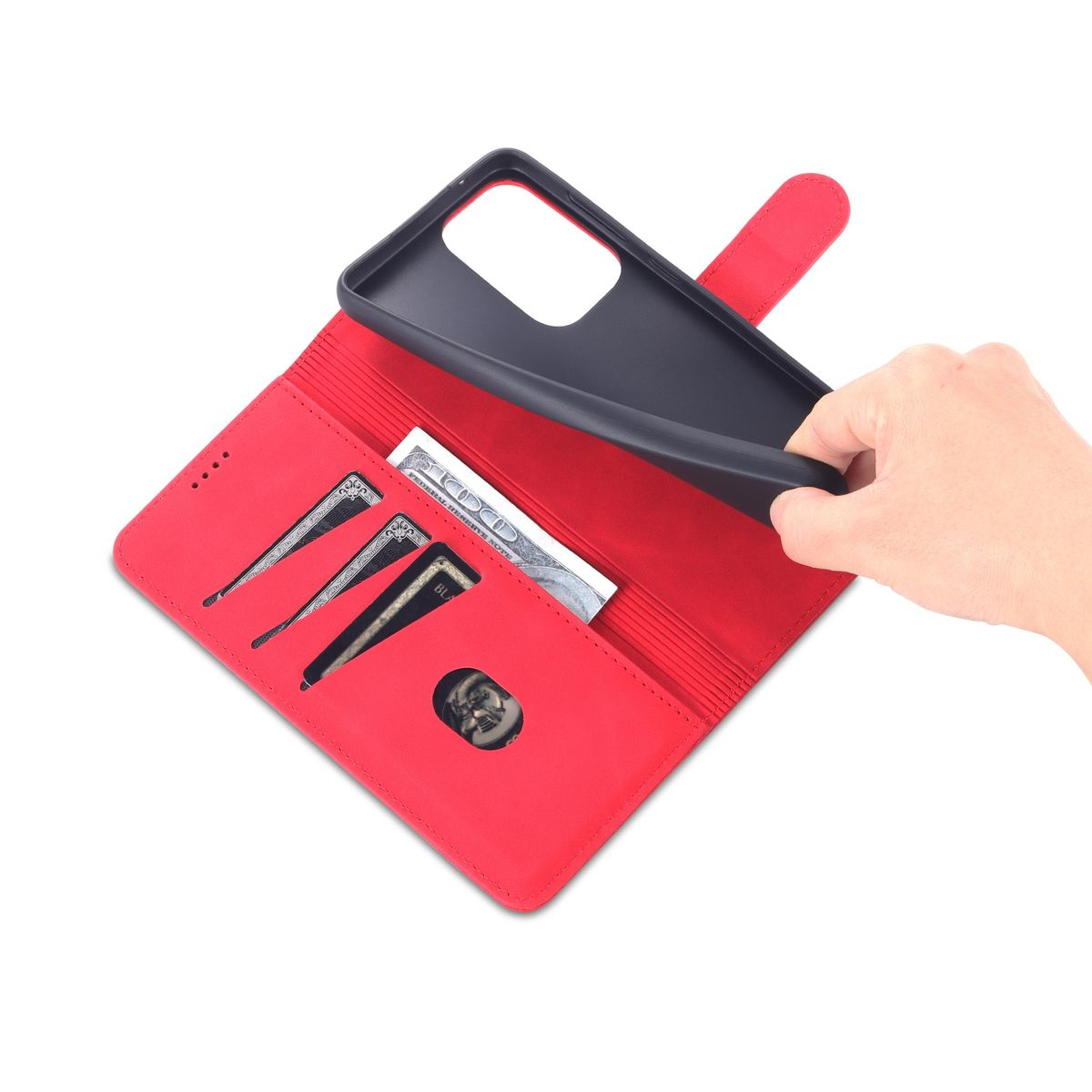 Rote Handyhülle mit Karten und Geld, Hand hält die geöffnete Hülle, weißer Hintergrund.