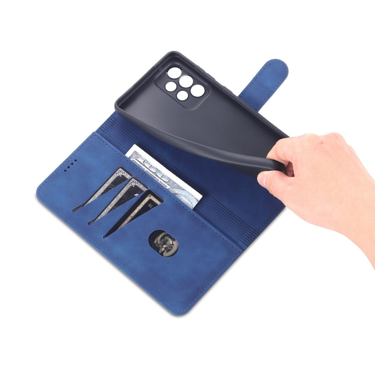 Blaue Handyhülle offen, mit Karten, Geld und Telefon. Eine Hand legt das Telefon hinein.