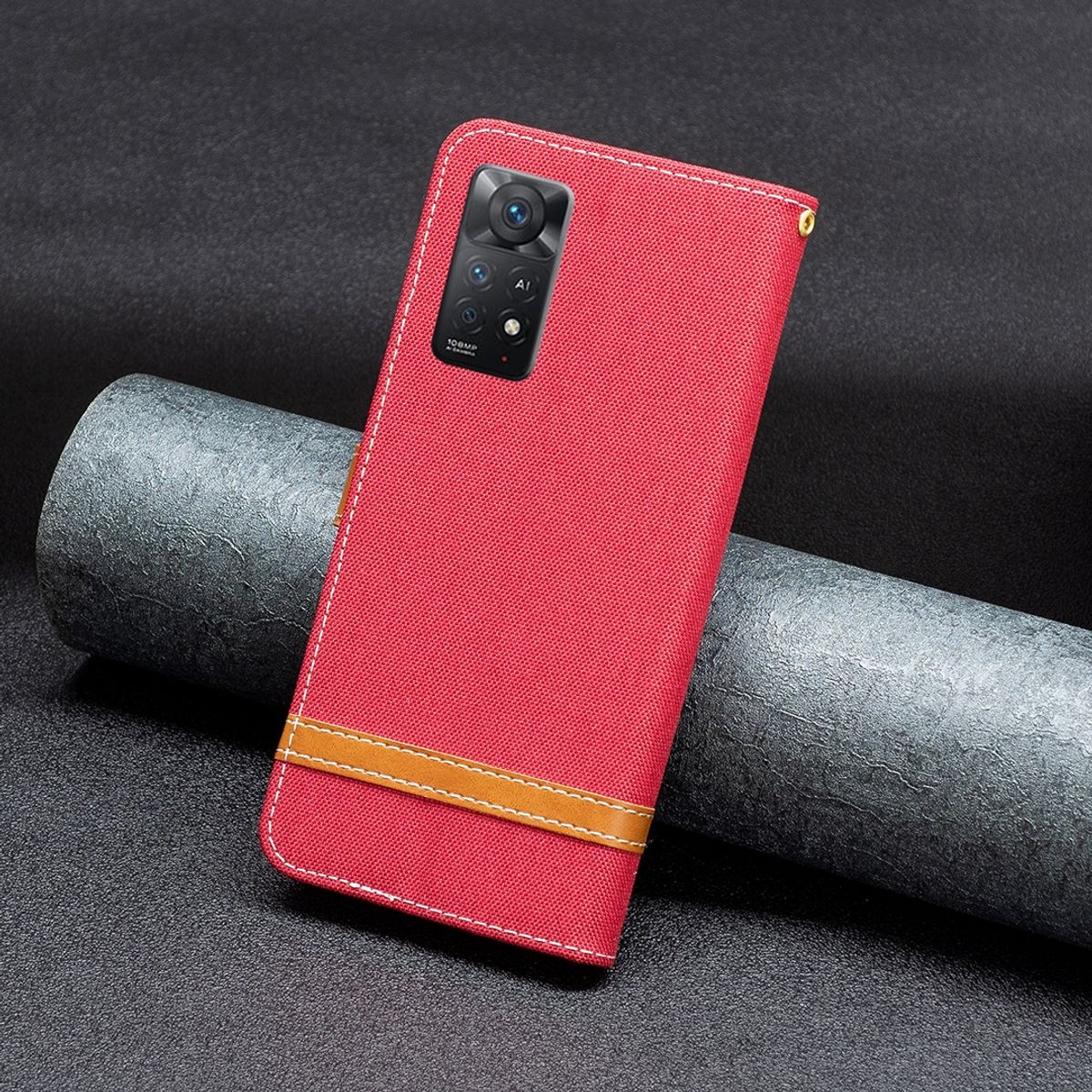 Rote Handyhülle mit braunem Lederband und Nähten. Telefonkamera sichtbar.