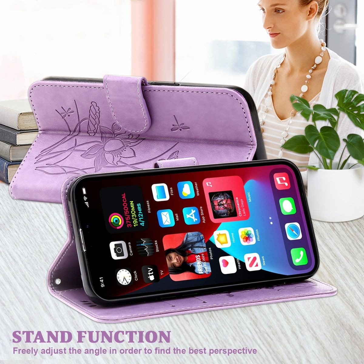 Ein Telefon in einer lila Handyhülle mit floralem Design. Eine Frau ist im Hintergrund.