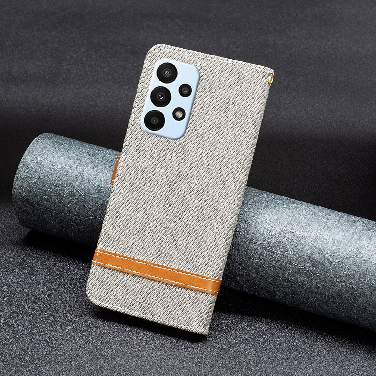Handyhülle, offen. Beige und braun mit Kartenfach. Telefon befindet sich in der Hülle.