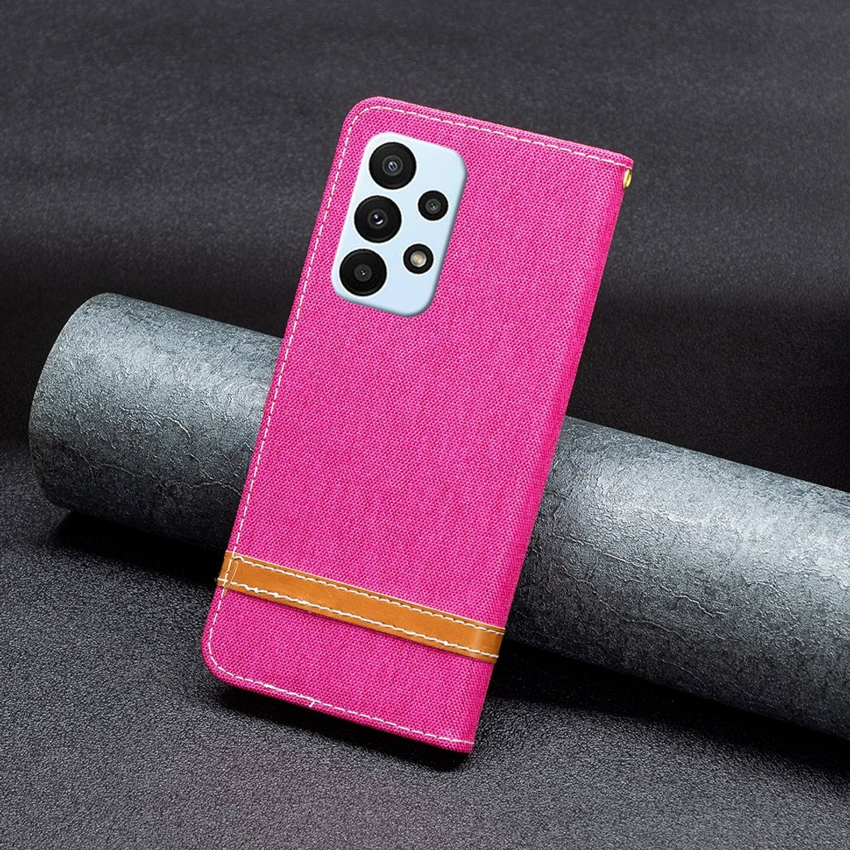 Rosa Handyhülle mit braunem Band, weiße Nähte. Telefonkamera oben sichtbar.