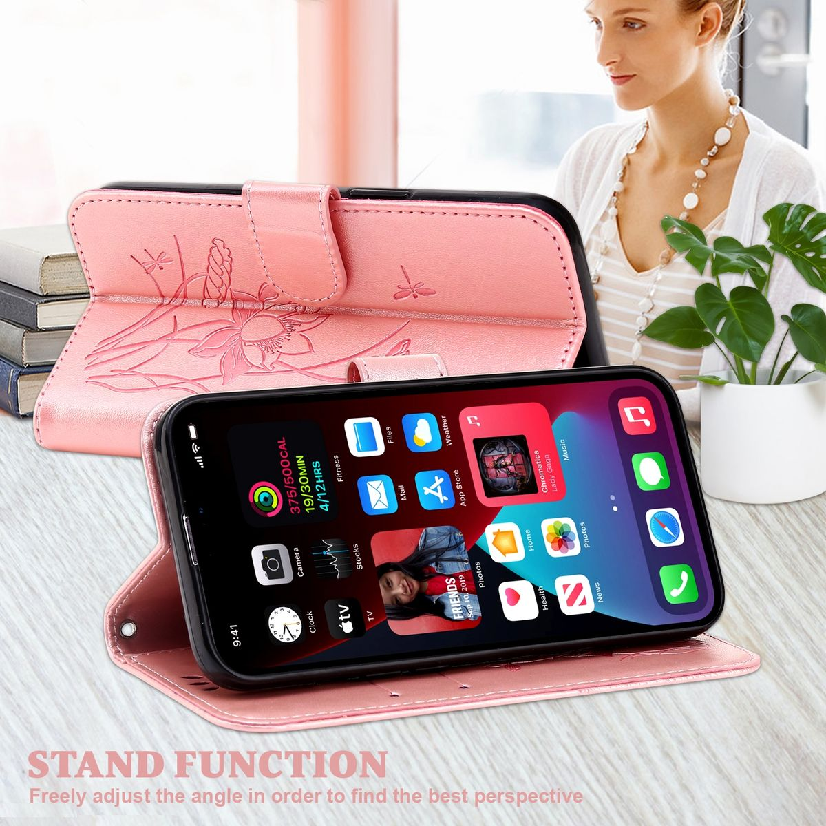 Eine rosa Handyhülle mit Blumendesign und eine Frau im Hintergrund. Das Telefon zeigt App-Symbole.