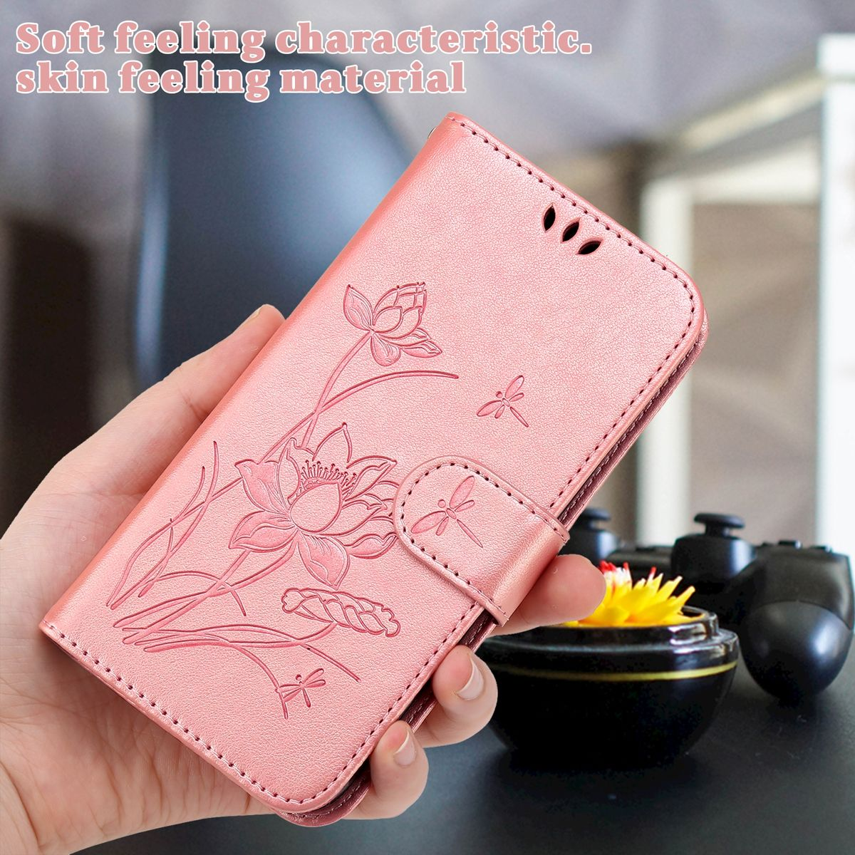 Rosa Handyhülle mit Lotusblumen-Design, gehalten von einer Hand.