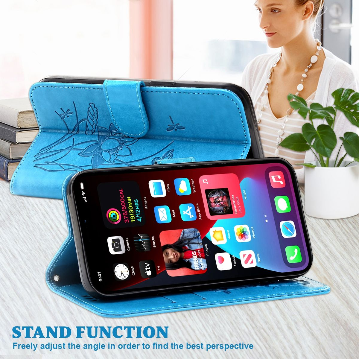 Ein Telefon in einer blauen Hülle, offen auf einem Tisch. Eine Frau im Hintergrund.