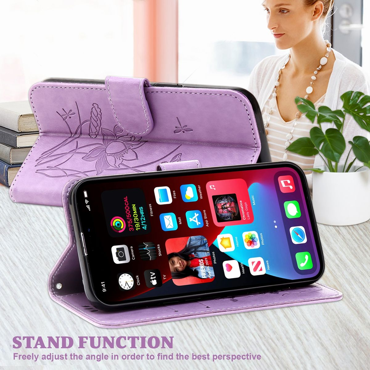 Lila Handyhülle mit Telefon, offenes Design, Frau im Hintergrund.