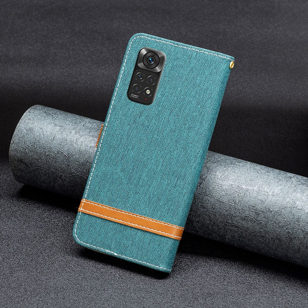 Blaue Handyhülle mit braunem Riemen. Telefon hat mehrere Kameras und ist sichtbar.