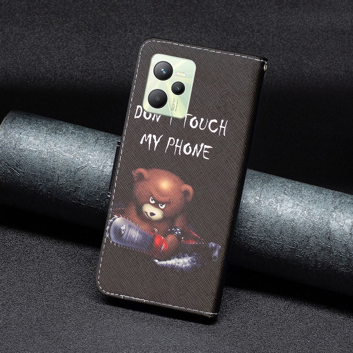 Eine Handyhülle mit Bärenmotiv und dem Text „DON'T TOUCH MY PHONE“. Die Hülle ist geschlossen.