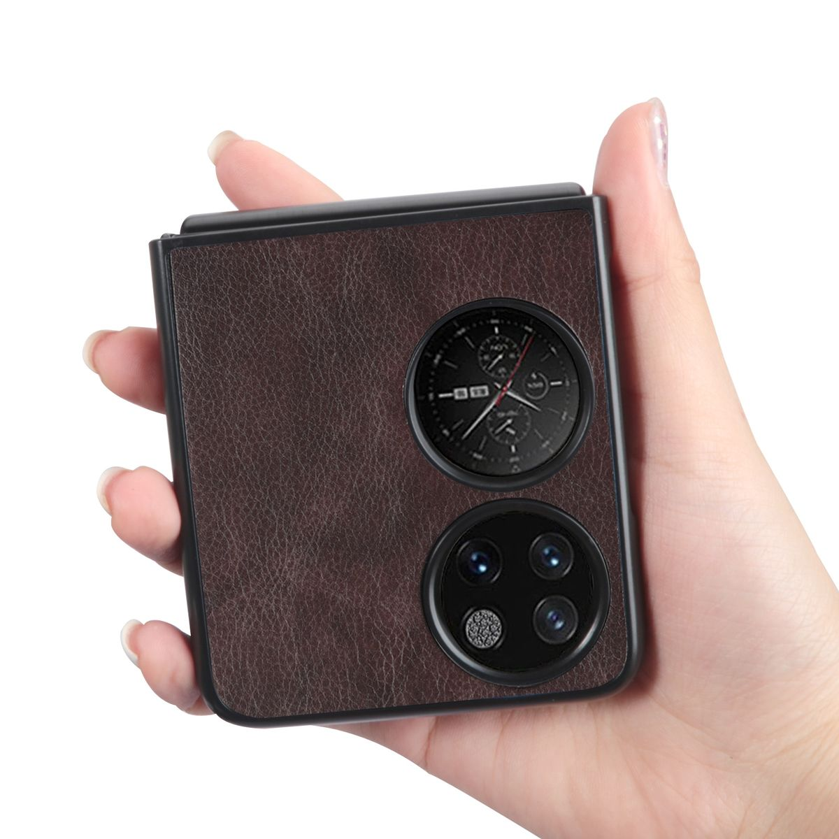 Hand hält eine geschlossene braune Leder-Handyhülle mit runder Uhr und Kamera.