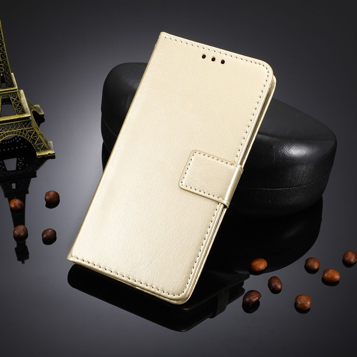 Goldene Handyhülle, geschlossen. Verfügt über einen Magnetverschluss und ein elegantes Design.