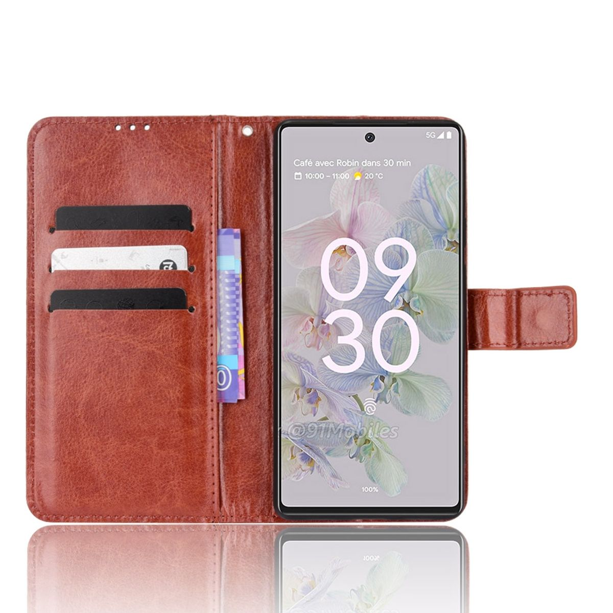 Braune Handyhülle, offen, mit Telefon. Weißer Hintergrund. Telefon zeigt Zeit.