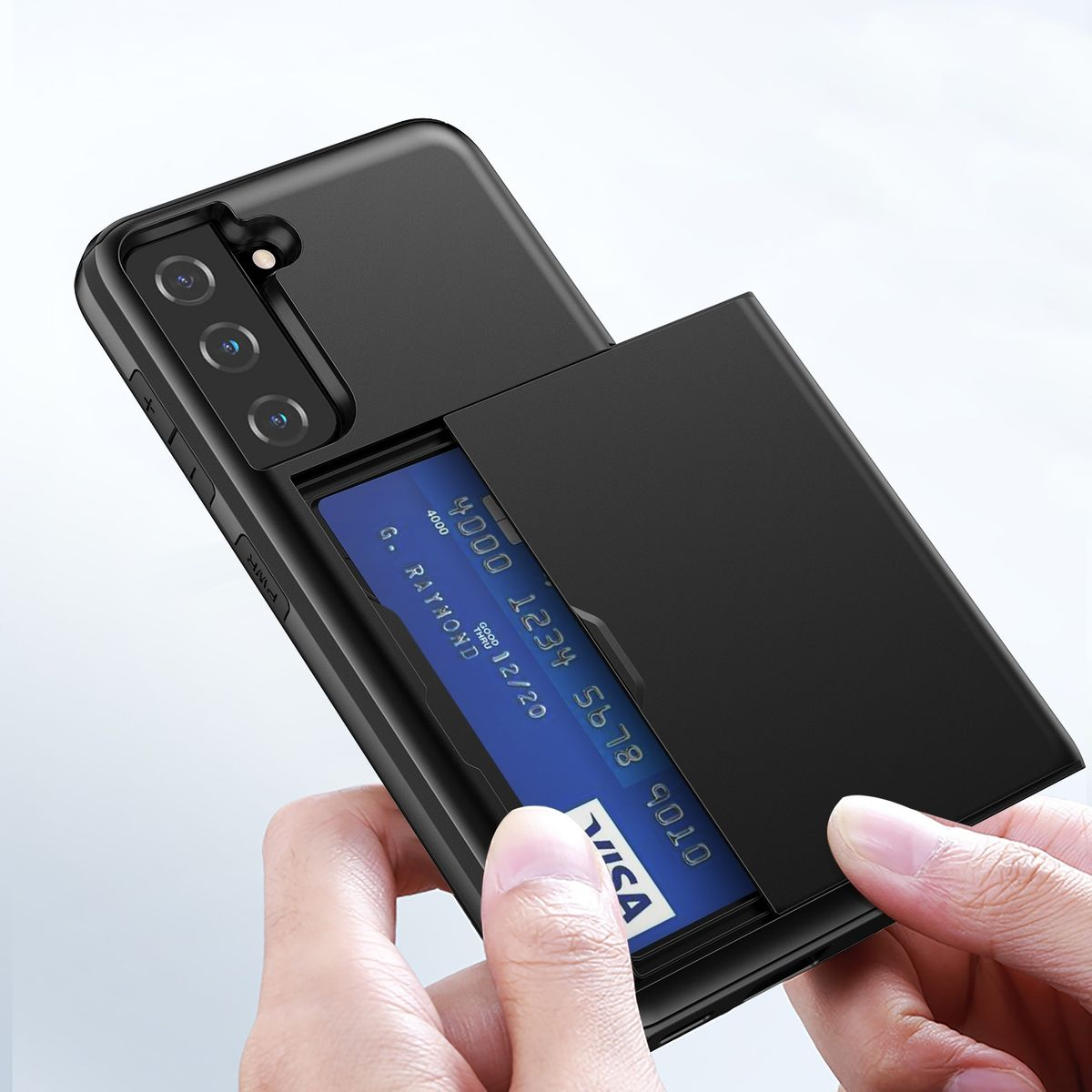 Hand schiebt eine Karte aus einer schwarzen Handyhülle. Die Hülle hat auch eine Karte und ein Telefon.