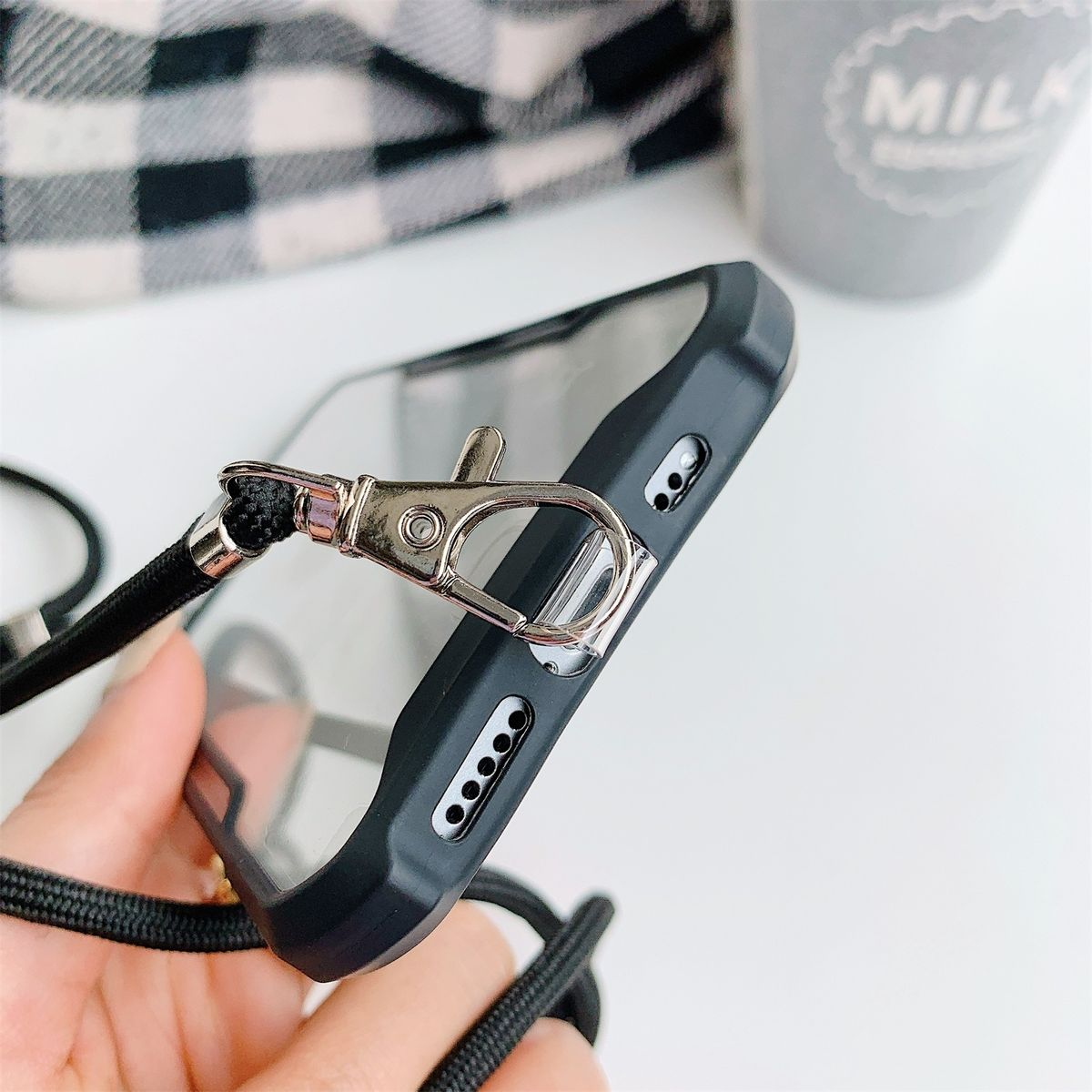 Schwarze Handyhülle mit einem Lanyard, das Telefon ist darin.