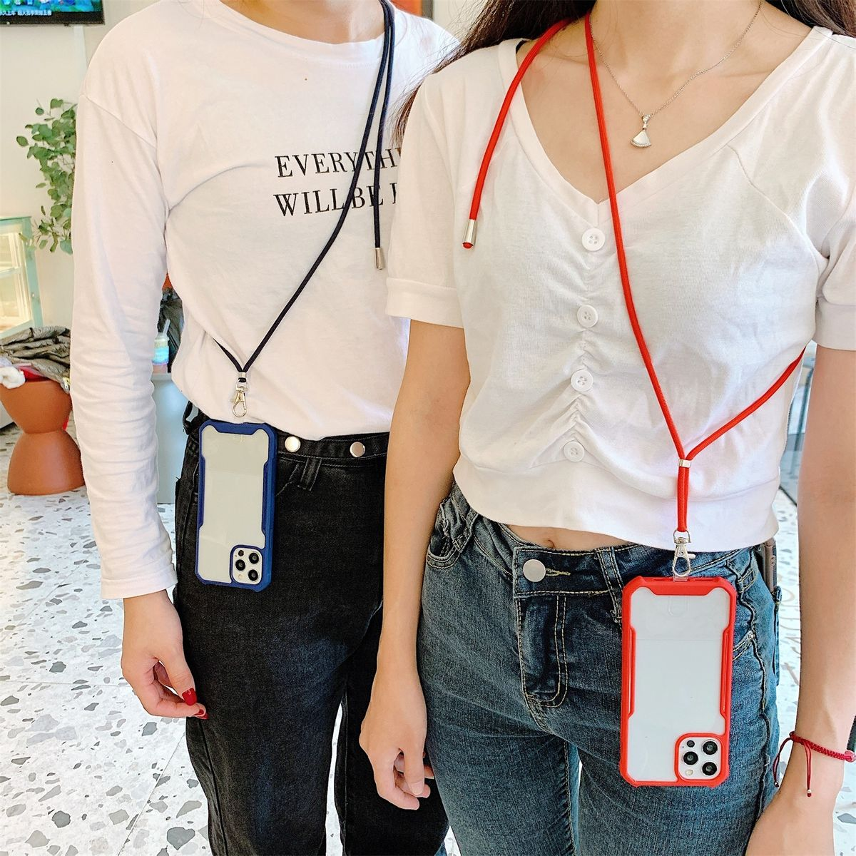Zwei Personen tragen Handyhüllen mit Lanyards. Eine blau, eine rot.