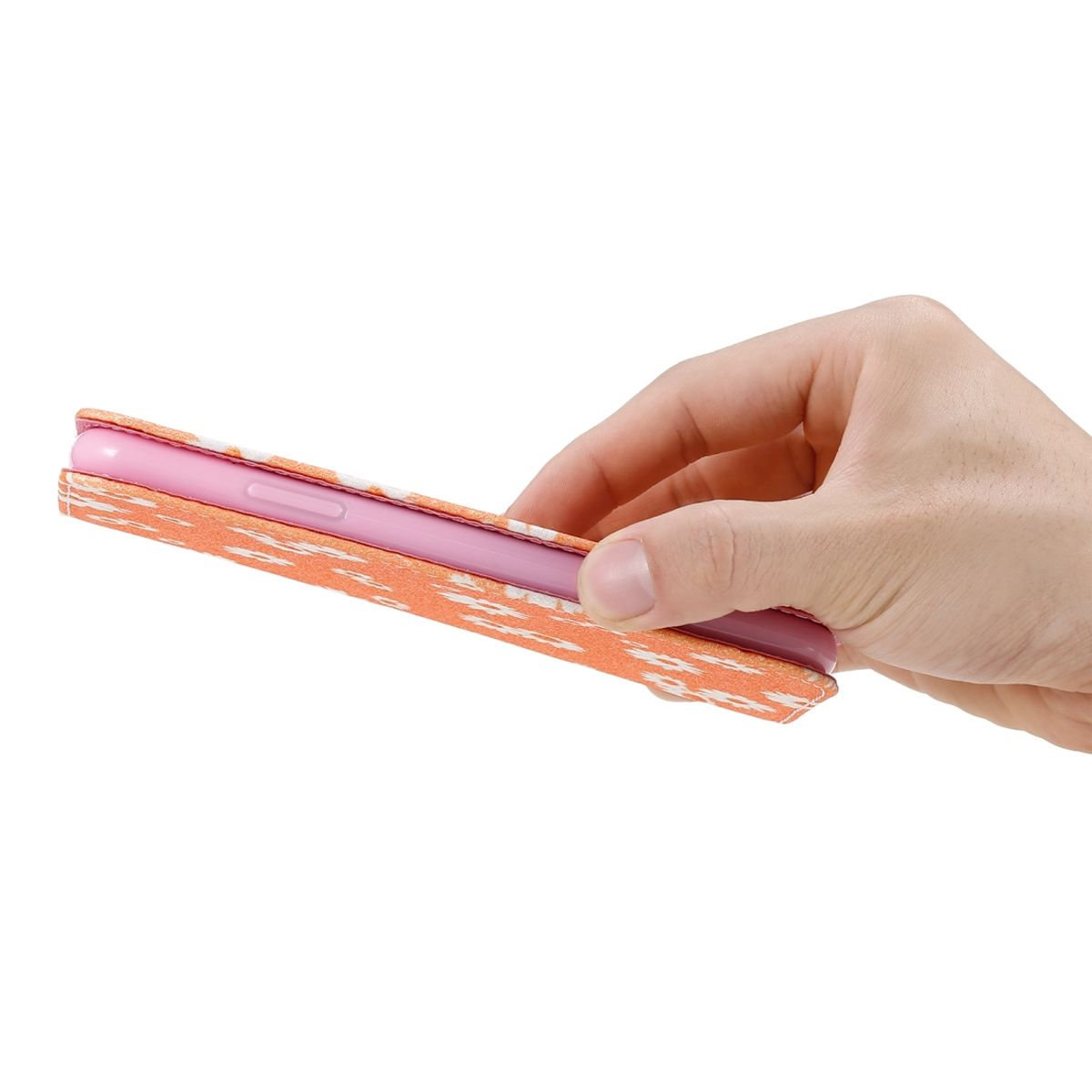 Hand hält ein Telefon in einer orange-weiß gemusterten Hülle. Telefon angewinkelt, zeigt Hüllendetail.