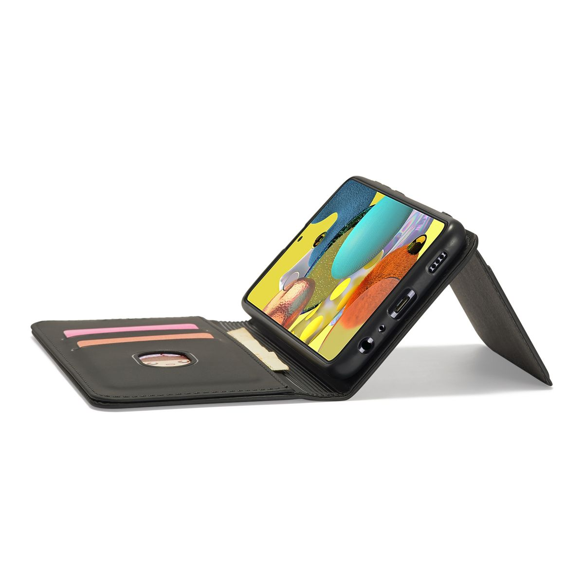 Eine schwarze Handyhülle mit einem Telefon darin, abgewinkelt, um Karten und den Bildschirm des Telefons zu zeigen.