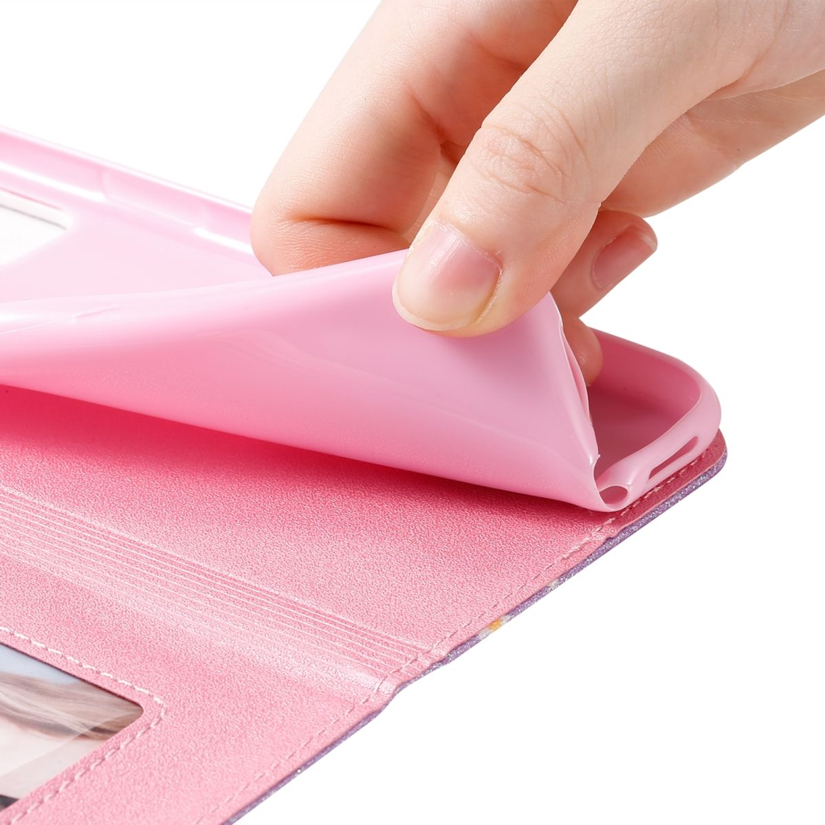 Hand öffnet eine rosa Handyhülle und zeigt ein hellrosa Inneres mit Kartenfächern.