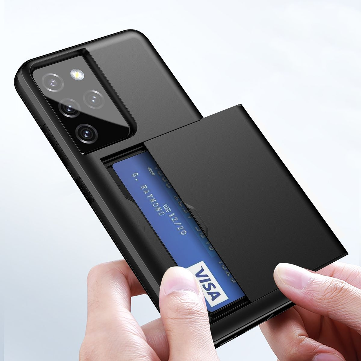 Schwarze Handyhülle mit Kartenfach, hält eine Kreditkarte. Eine Hand hält das Telefon. Schlichter Hintergrund.