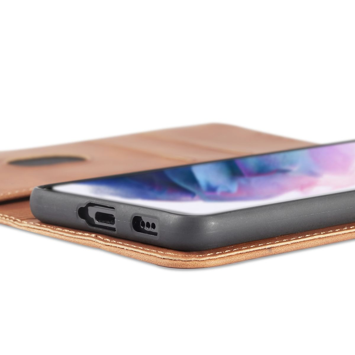 Braune Handyhülle teilweise geöffnet, das Telefon ist sichtbar. Das Telefon ist dunkel mit schwarzem Rand.