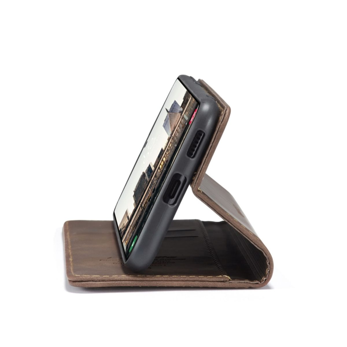 Braune Leder-Handyhülle, geöffnet, mit einem Telefon. Das Telefon steht aufrecht.