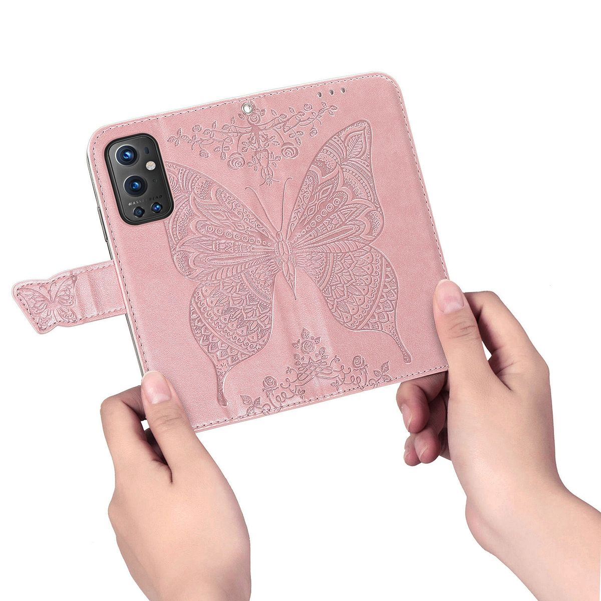 Rosa Handyhülle mit Schmetterlingsdesign. Hülle offen. Hand hält die Hülle.