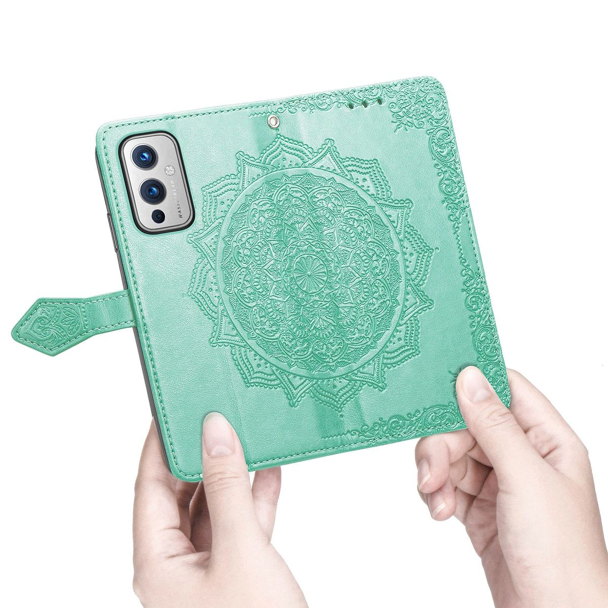 Grüne Handyhülle mit Mandala-Design. Das Telefon ist in Händen.