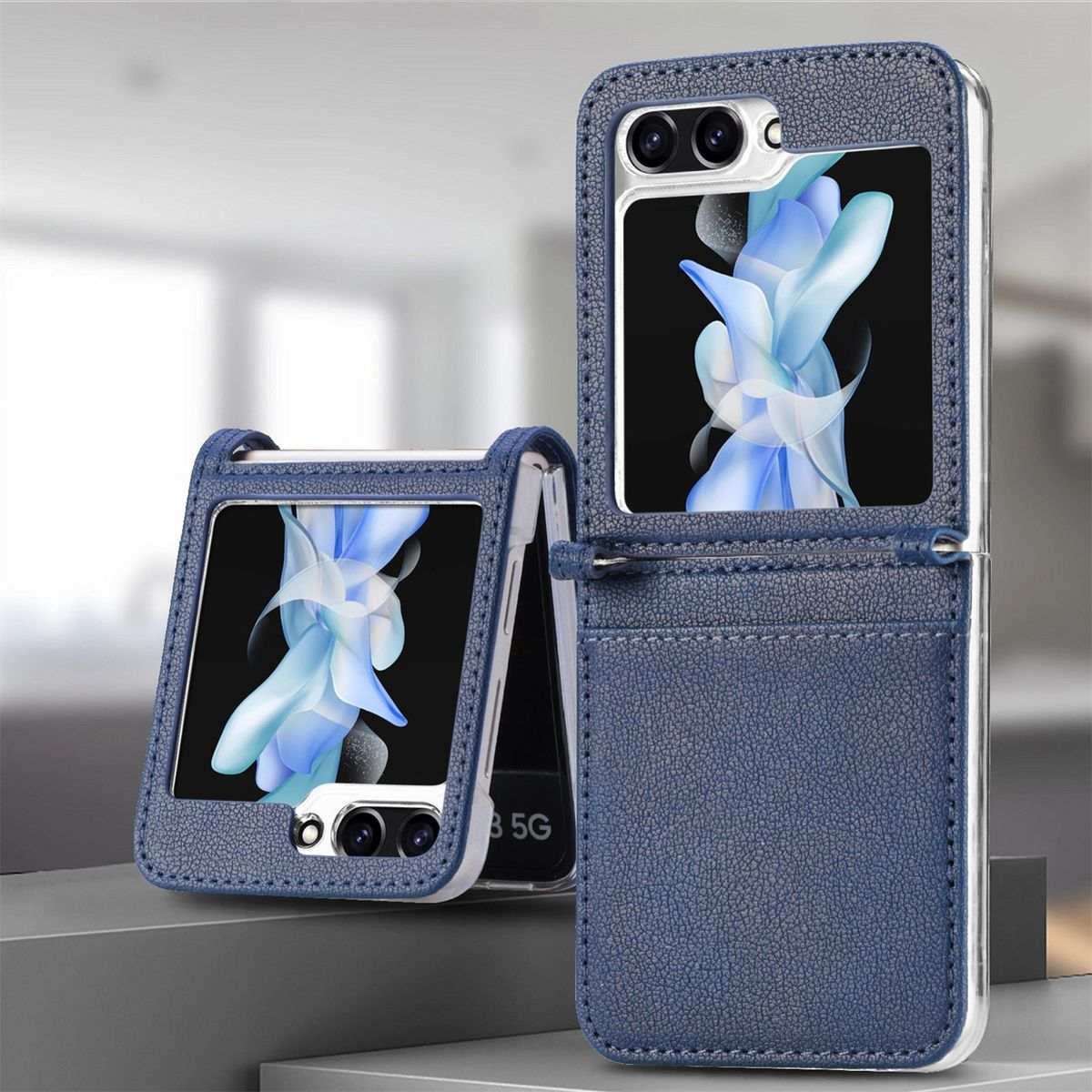 Blaue Handyhülle. Eine offen, eine geschlossen. Beide zeigen das Telefondisplay. Weißer Hintergrund.