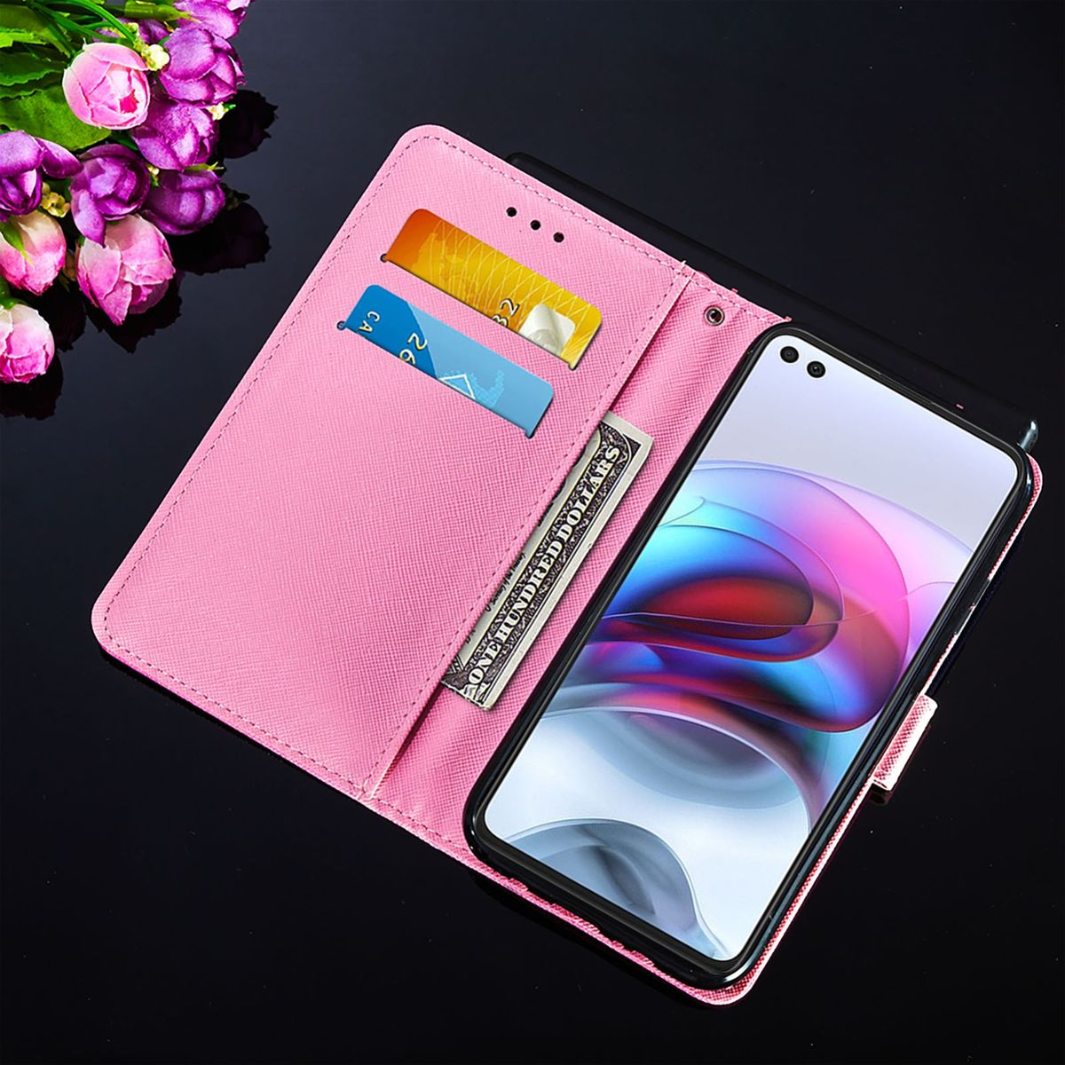 Geöffnete pinke Handyhülle, zeigt einen Telefonbildschirm mit Karten und einer Rechnung.