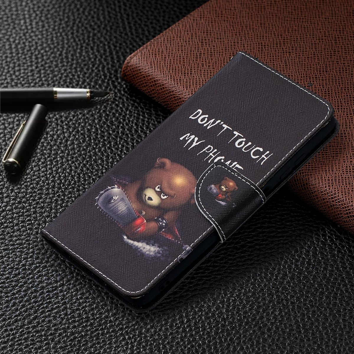 Schwarze Handyhülle mit Bären-Grafik und Text: „DON'T TOUCH MY PHONE“. Hülle ist geschlossen.