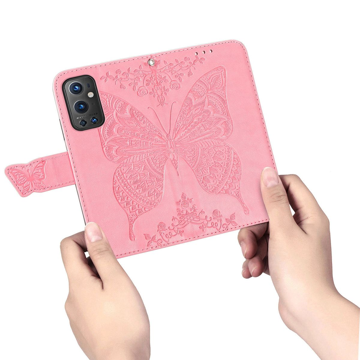 Rosa Handyhülle mit Schmetterlingsdesign und Telefon in den Händen gehalten.