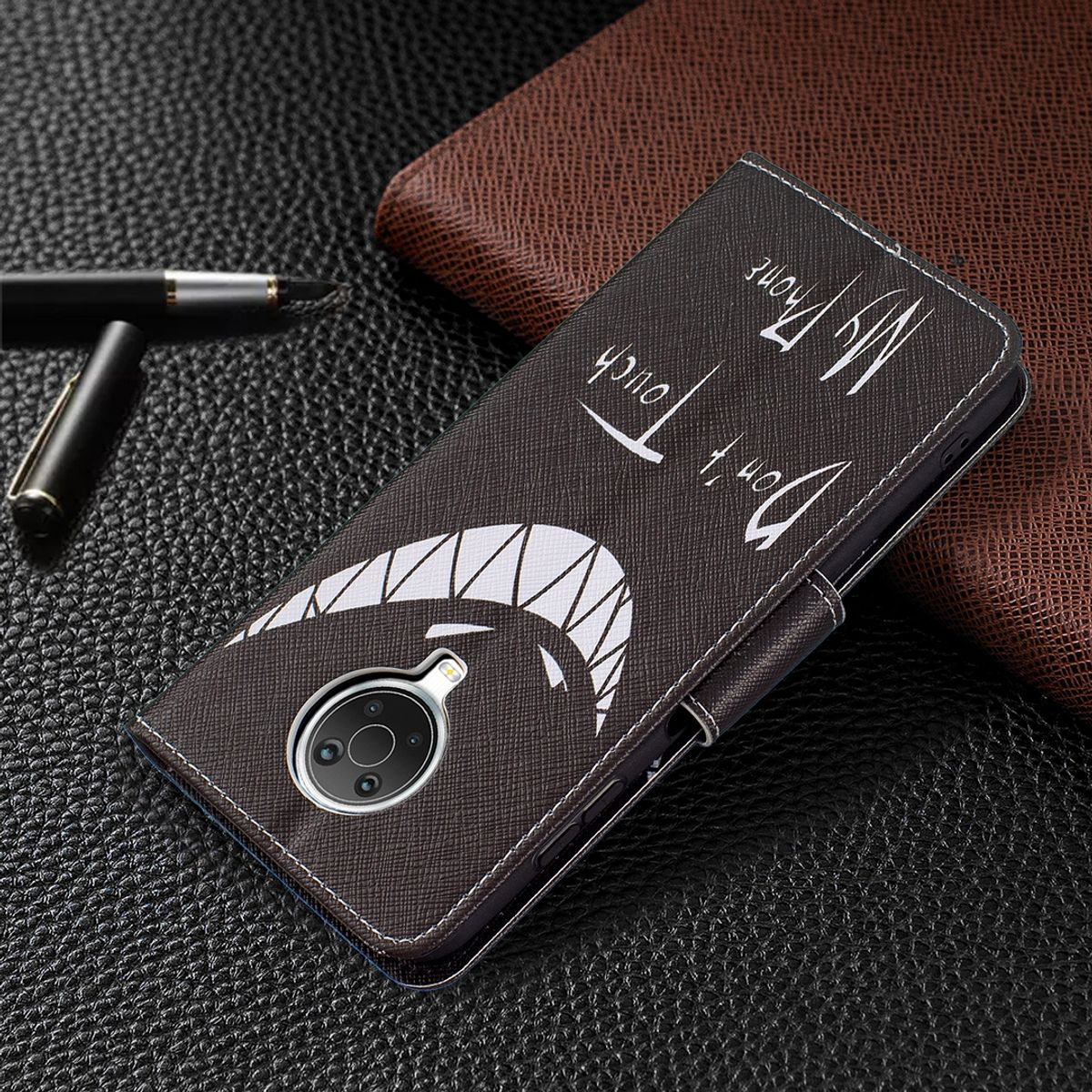 Schwarze Handyhülle mit "Don't touch my phone"-Text und einzigartigem Design.