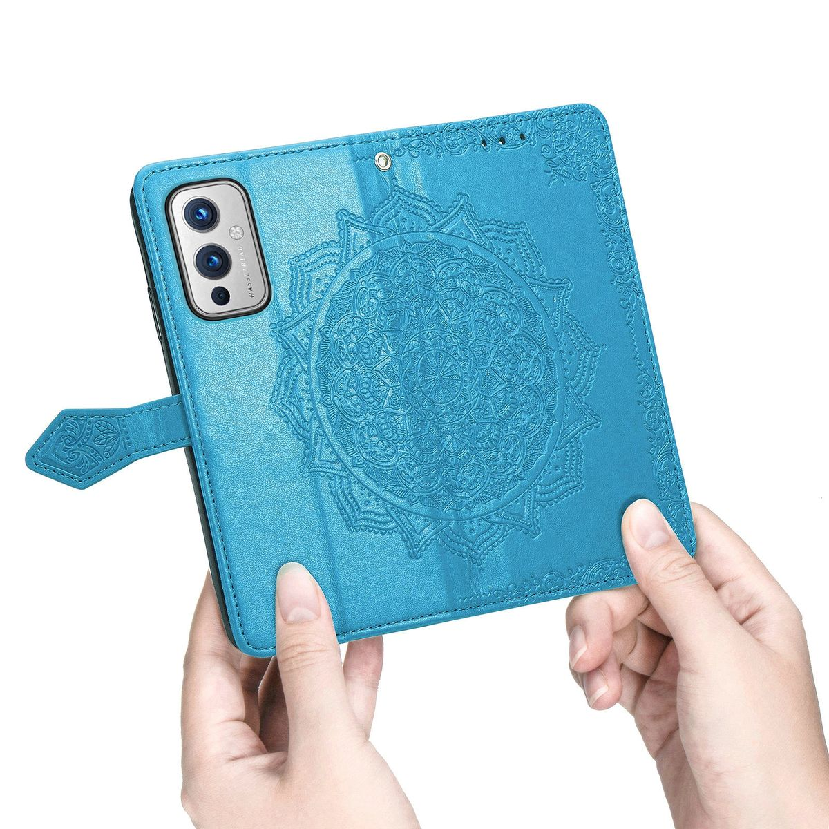 Hände halten eine blaue Handyhülle mit Mandala-Design.