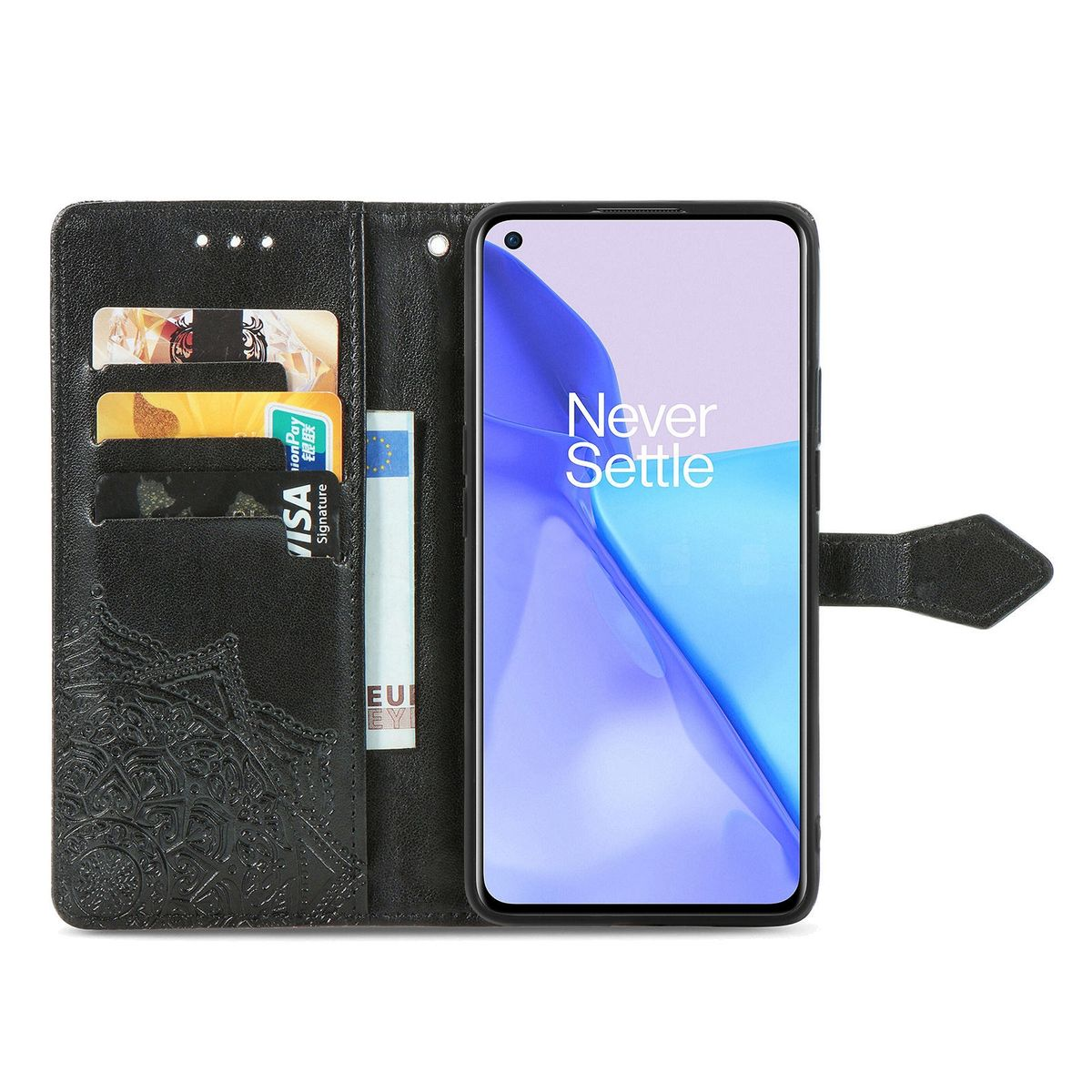 Geöffnete schwarze Handyhülle mit Kartenfächern, Geld und einem Telefon. Das Telefon zeigt das Never Settle Logo.