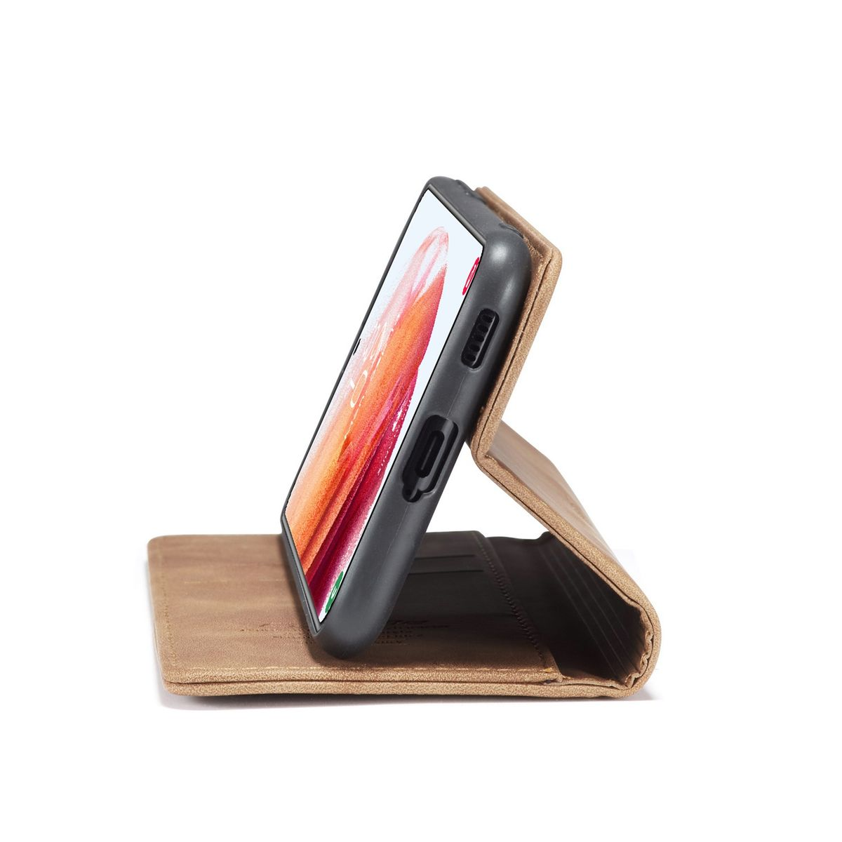 Braune Leder-Handyhülle mit aufgestelltem Telefon. Der Bildschirm ist sichtbar. Weißer Hintergrund.
