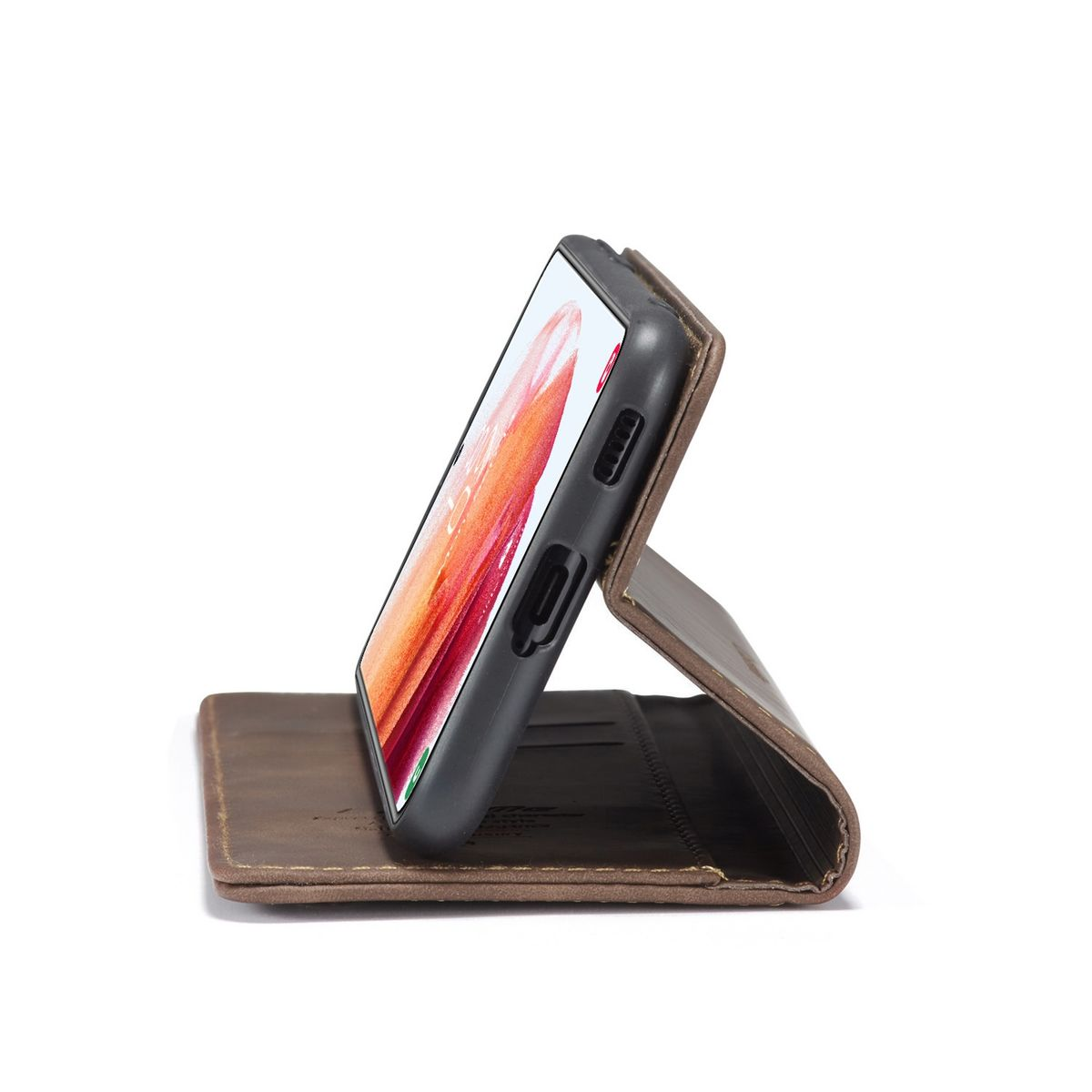 Braune Handyhülle mit Telefon in Standposition auf weißem Hintergrund.