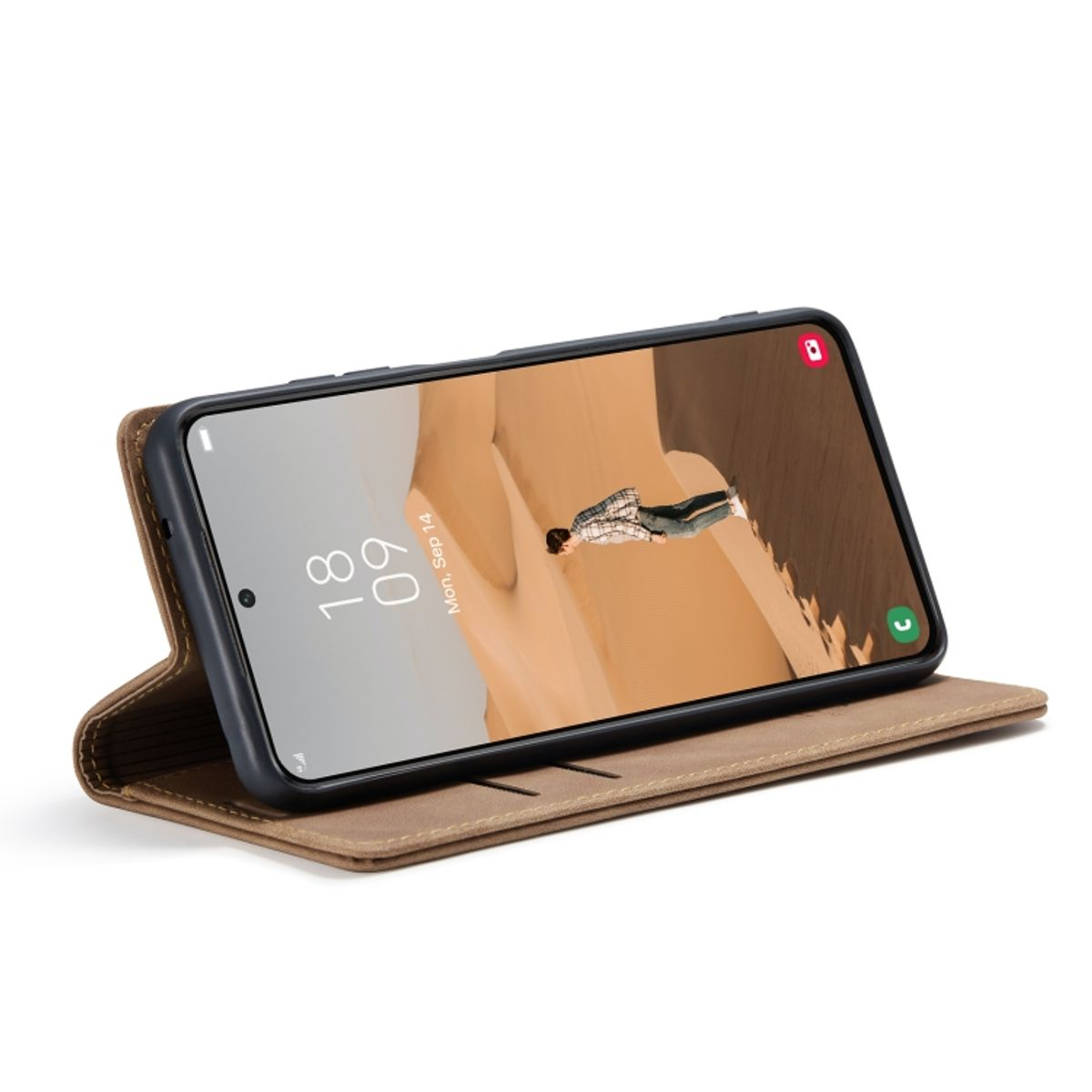 Ein Telefon in einer braunen Handyhülle, geöffnet. Der Bildschirm zeigt eine Wüstenlandschaft.