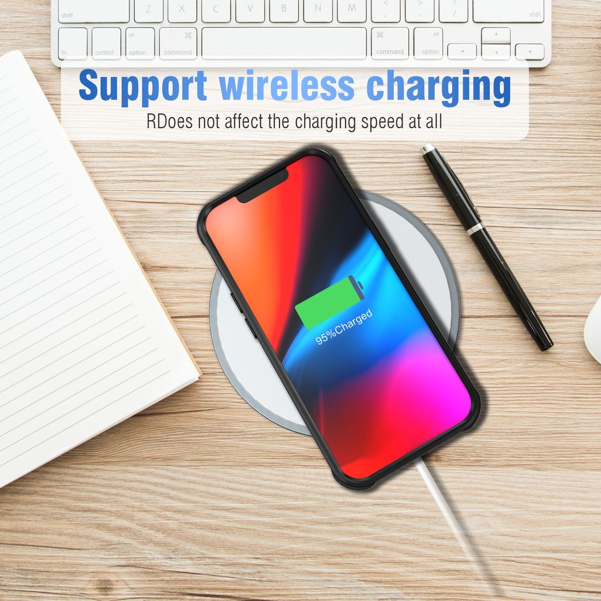 Ein Telefon, das drahtlos auf einem weißen Pad geladen wird. Auf dem Bildschirm wird ein Ladesymbol angezeigt.