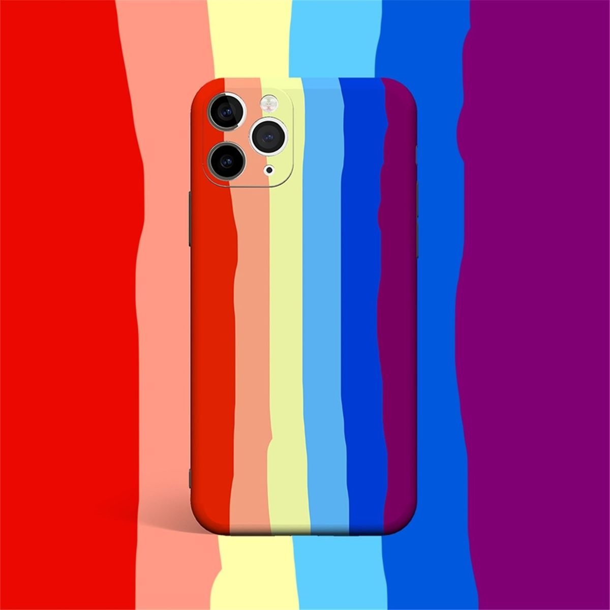 Handyhülle mit Regenbogen-Design in Rot, Orange, Gelb, Blau und Lila.