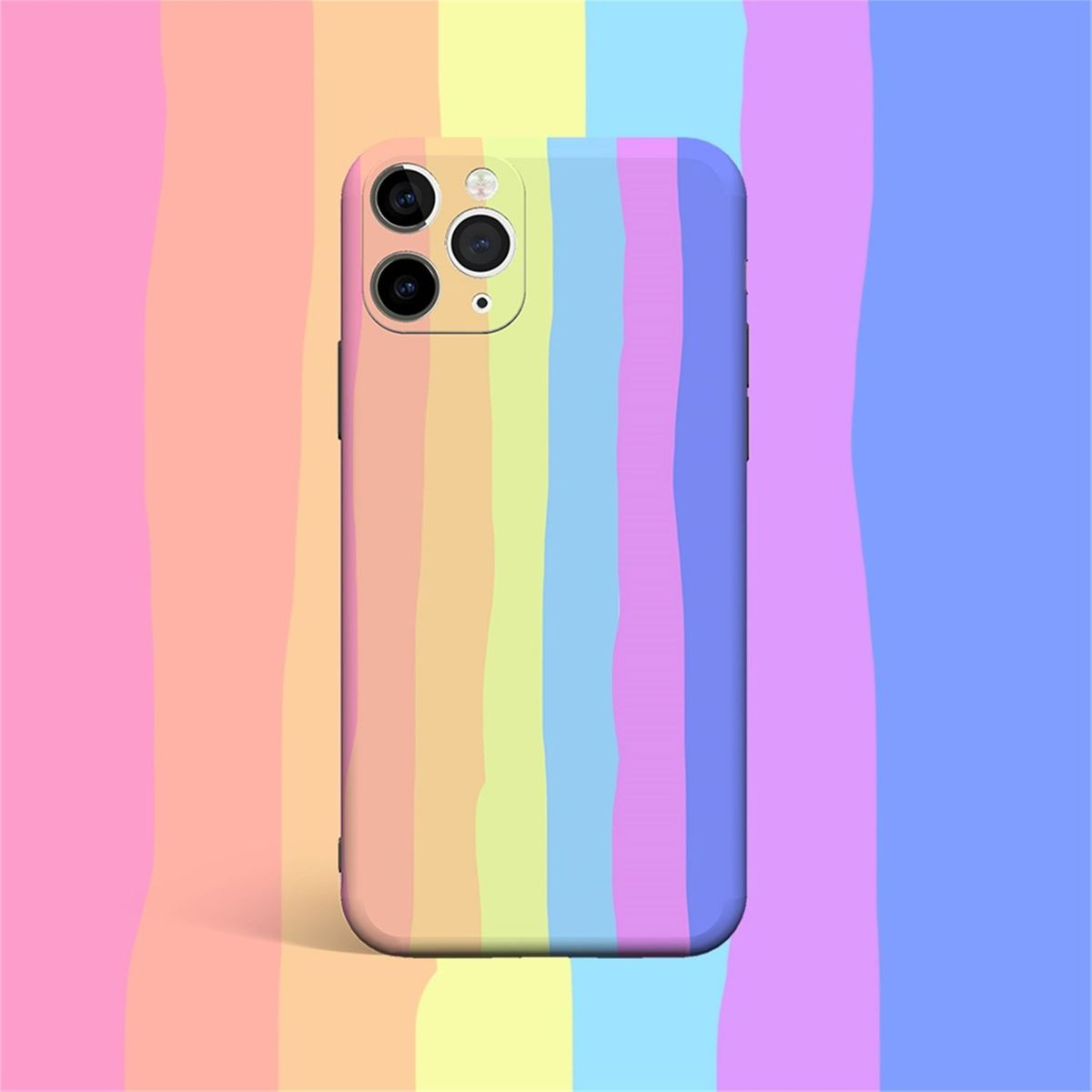 Eine regenbogenfarbene Handyhülle mit einem mehrfarbigen Hintergrund.