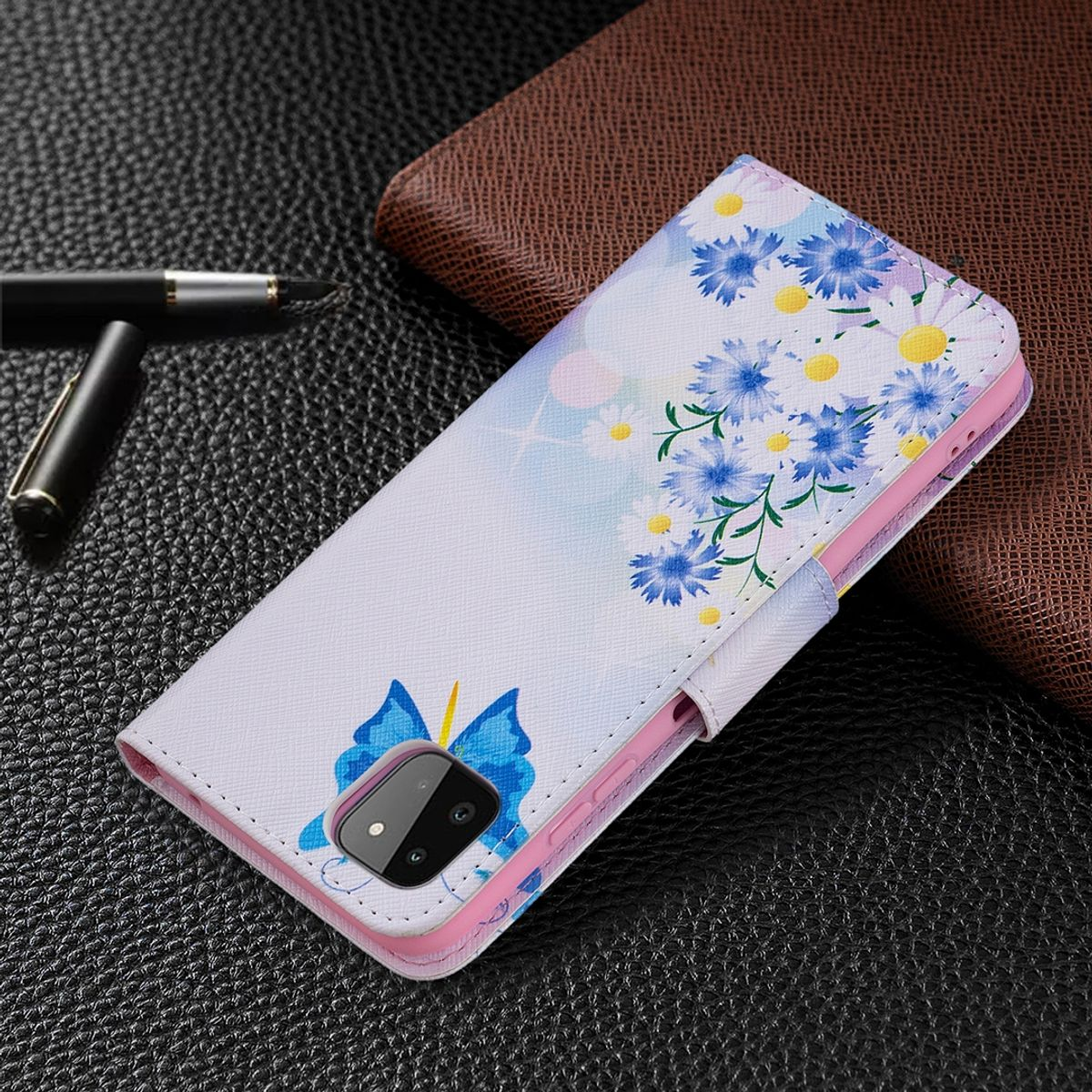 Handyhülle mit blauen Blumen und einem Schmetterling. Weißer Hintergrund, schwarzer Hintergrund.
