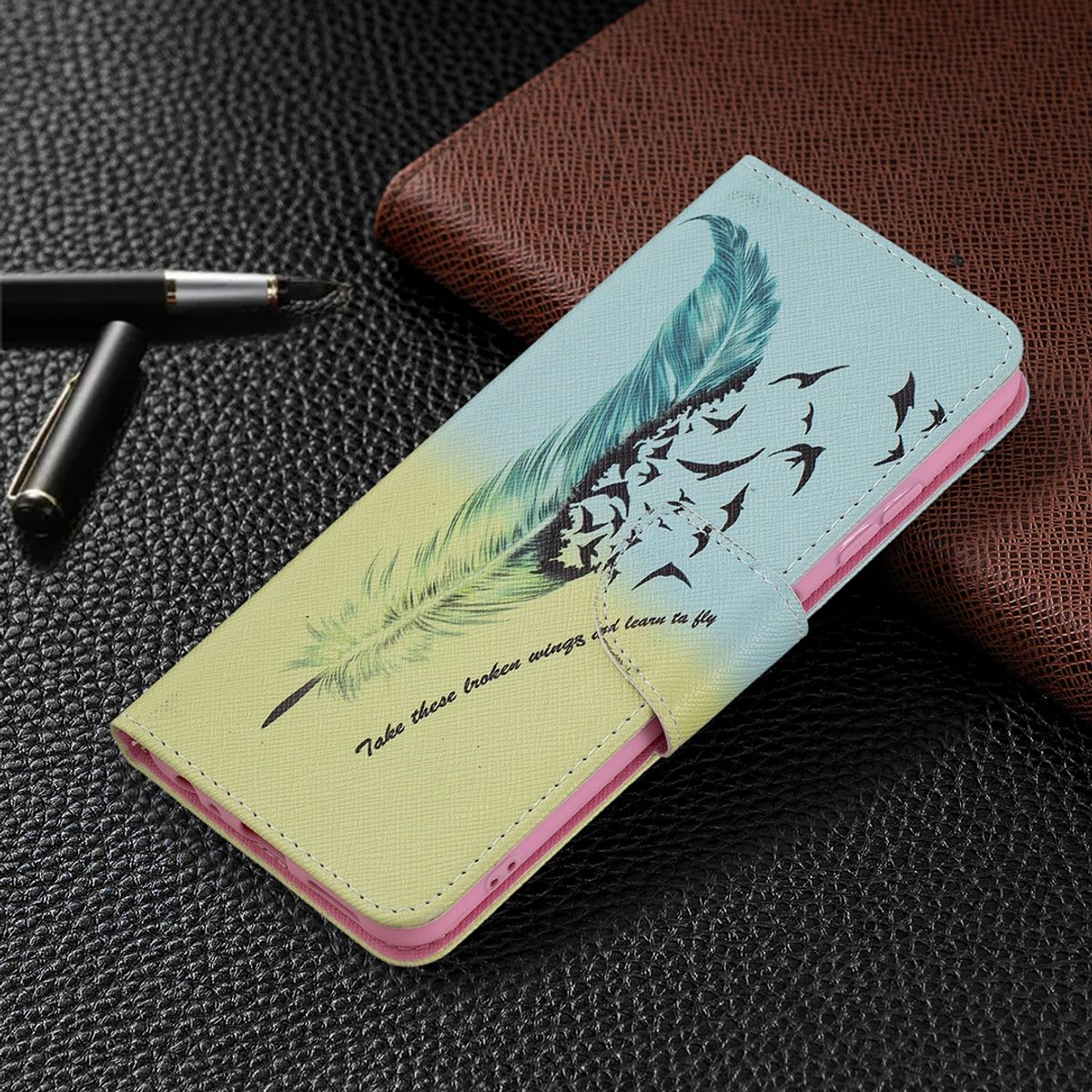 Handyhülle mit Feder- und Vogeldesign. Der Hintergrund ist eine Oberfläche.