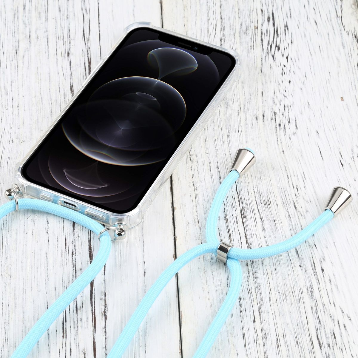 Ein Telefon mit hellblauem Kordel, das an einer transparenten Hülle befestigt ist, auf einer weißen Holzoberfläche.