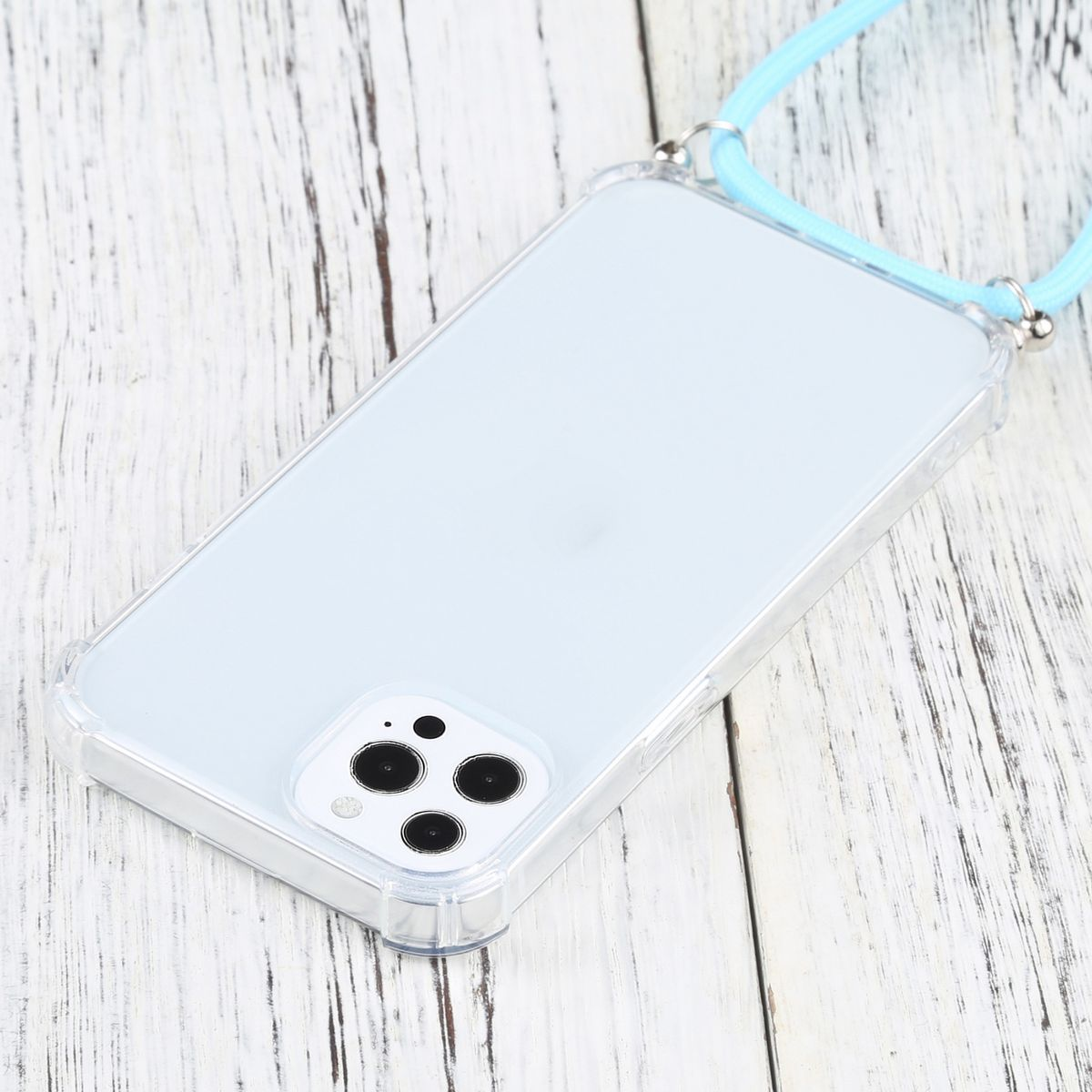 Transparente Handyhülle mit blauem Schlüsselband. Telefon mit drei Kameralinsen.