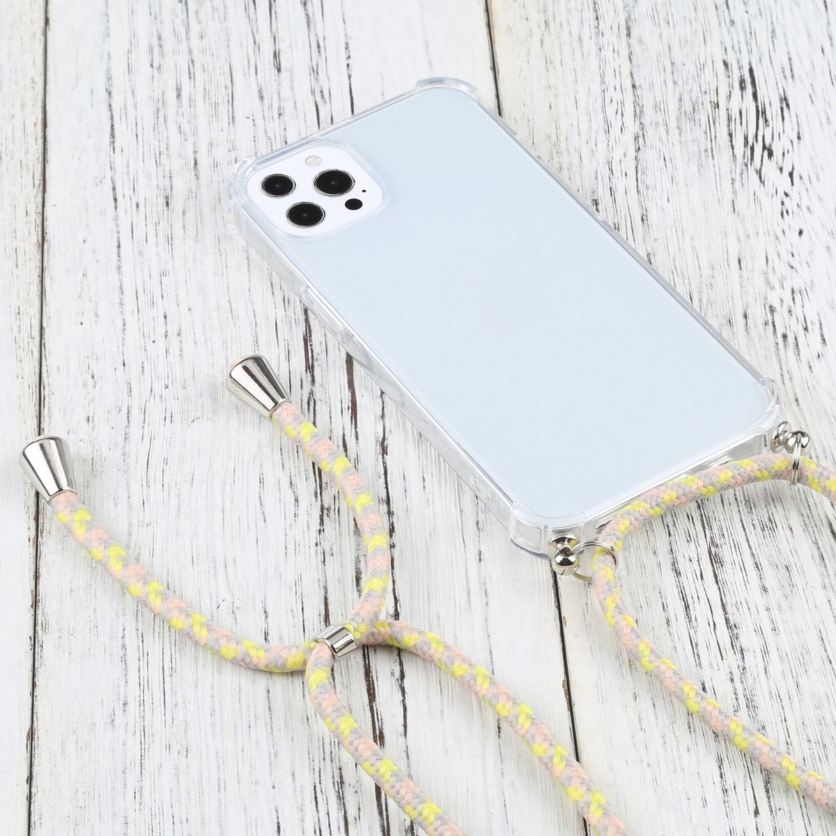Transparente Handyhülle mit rosa und gelbem Lanyard. Auf einer Holzoberfläche platziert.