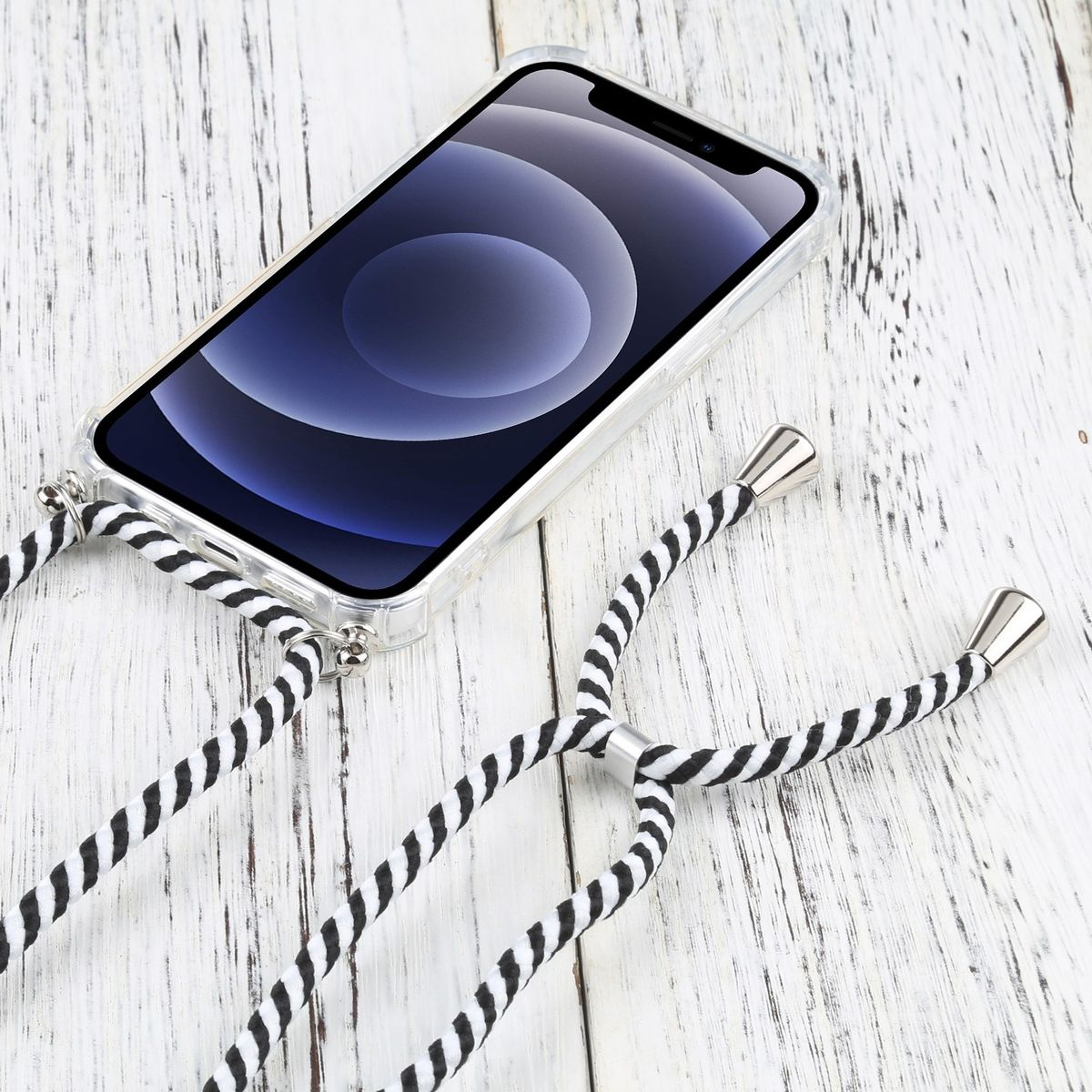 Transparente Handyhülle mit Trageband, auf Holzoberfläche liegend, mit Telefon darin.