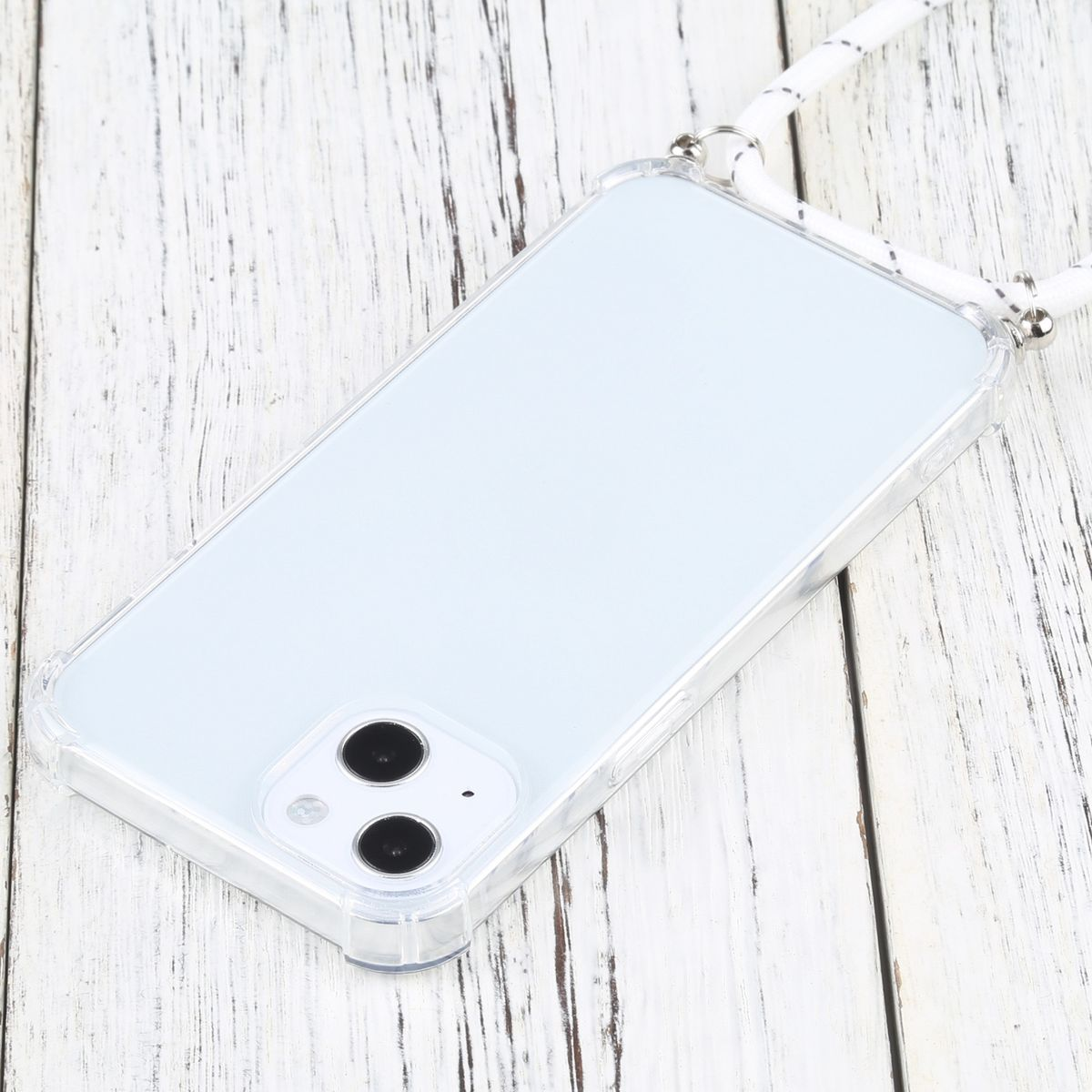 Telefon in einer durchsichtigen Hülle, mit weißem Umhängeband, auf weißen Holzbrettern platziert.