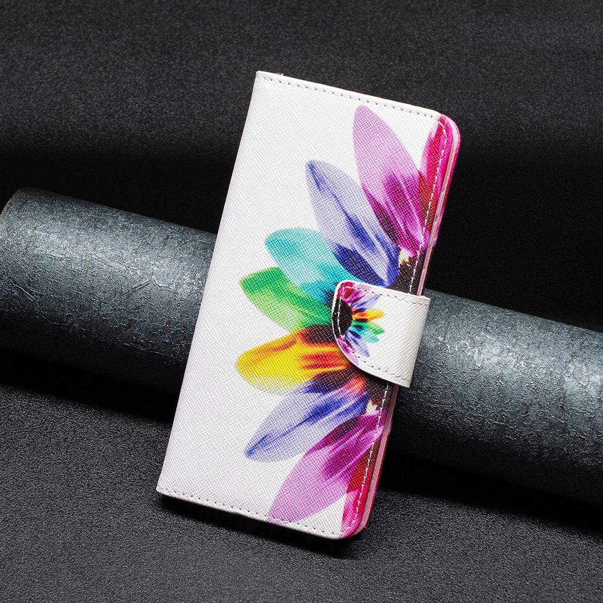 Eine weiße Handyhülle mit floralem Design. Die Hülle ist geschlossen und zeigt das Design.
