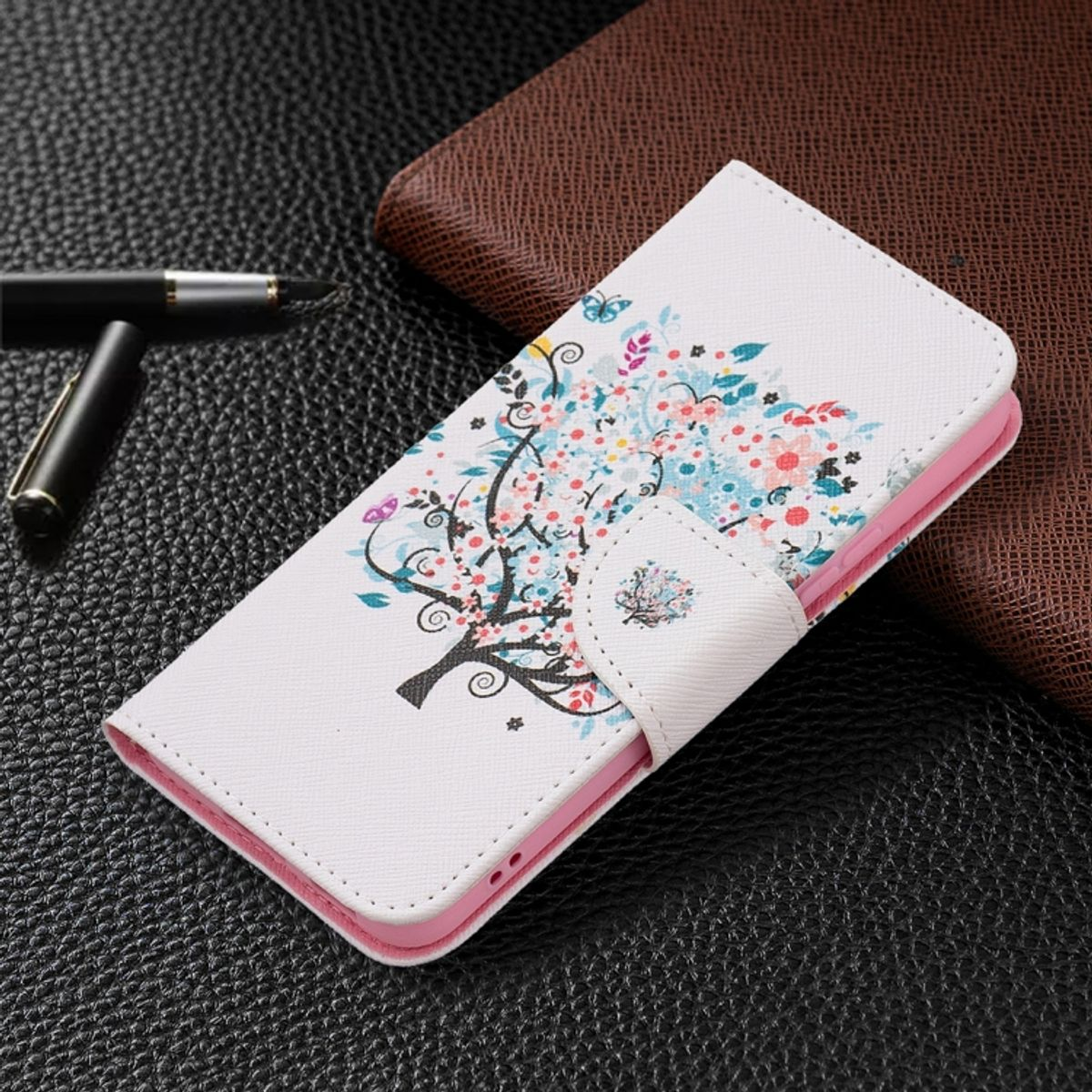 Weiße Handyhülle mit Baum- und Blumendesign. Geöffnet.